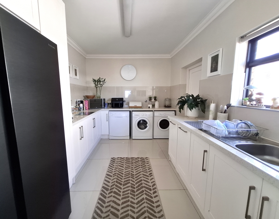 To Let 4 Bedroom Property for Rent in Bloubergstrand Western Cape